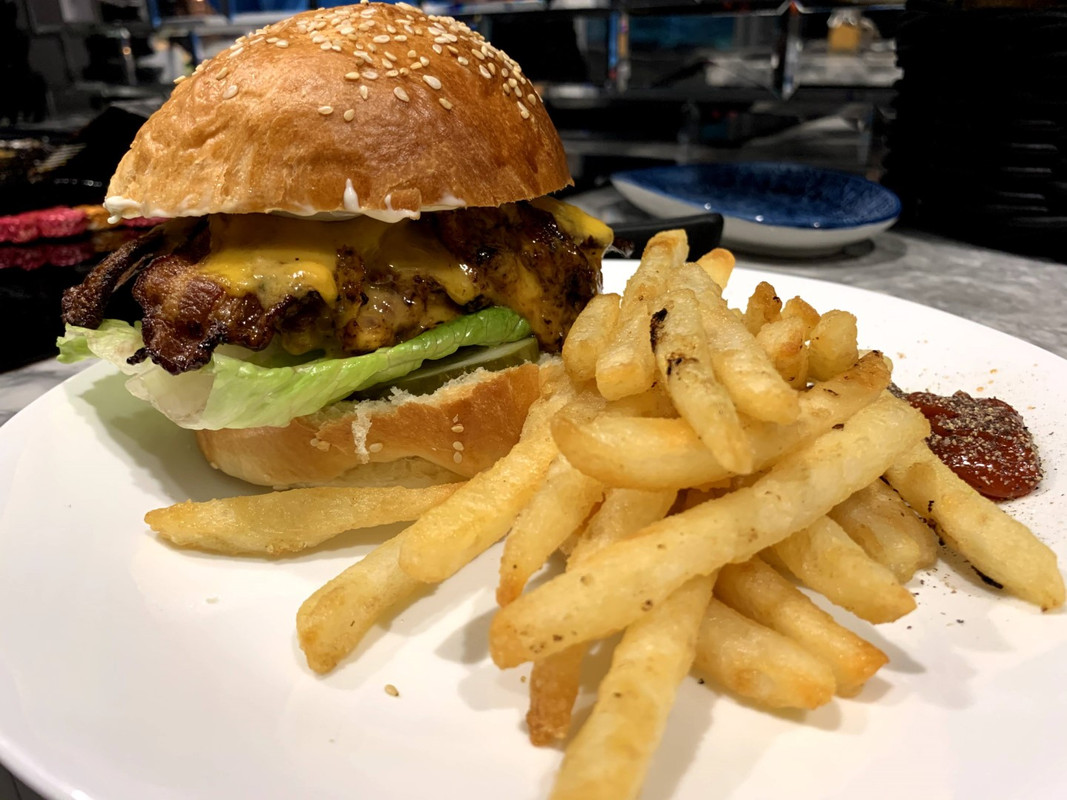 Bacon-Cheese-burger-with-fries.jpg