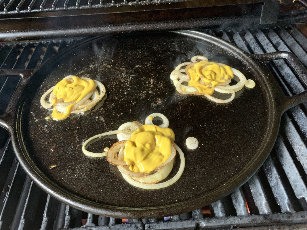 Frying-onions-with-mustard.jpg